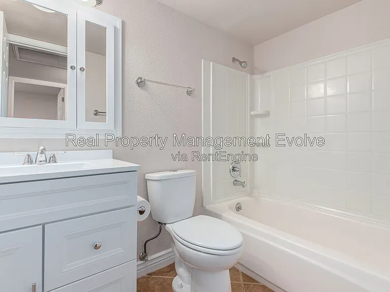 5438 S 46th Pl — Photo 16