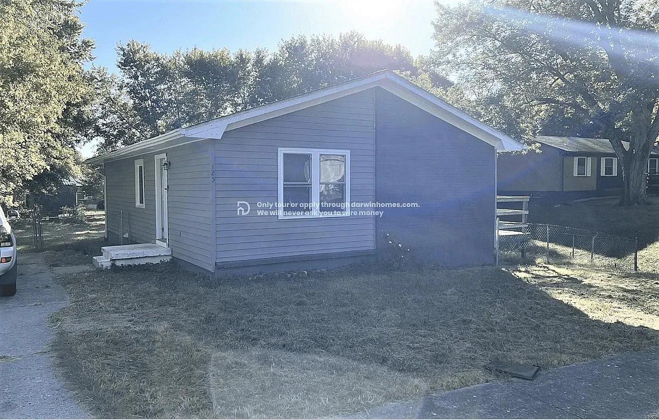 3 bed, 1.0 bath, 999 sqft, $1,350 — Photo 1