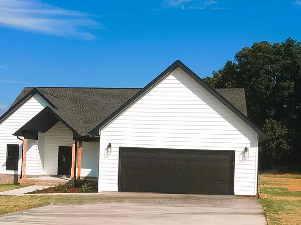290 Skyview Cir, Muscle Shoals, AL 35661