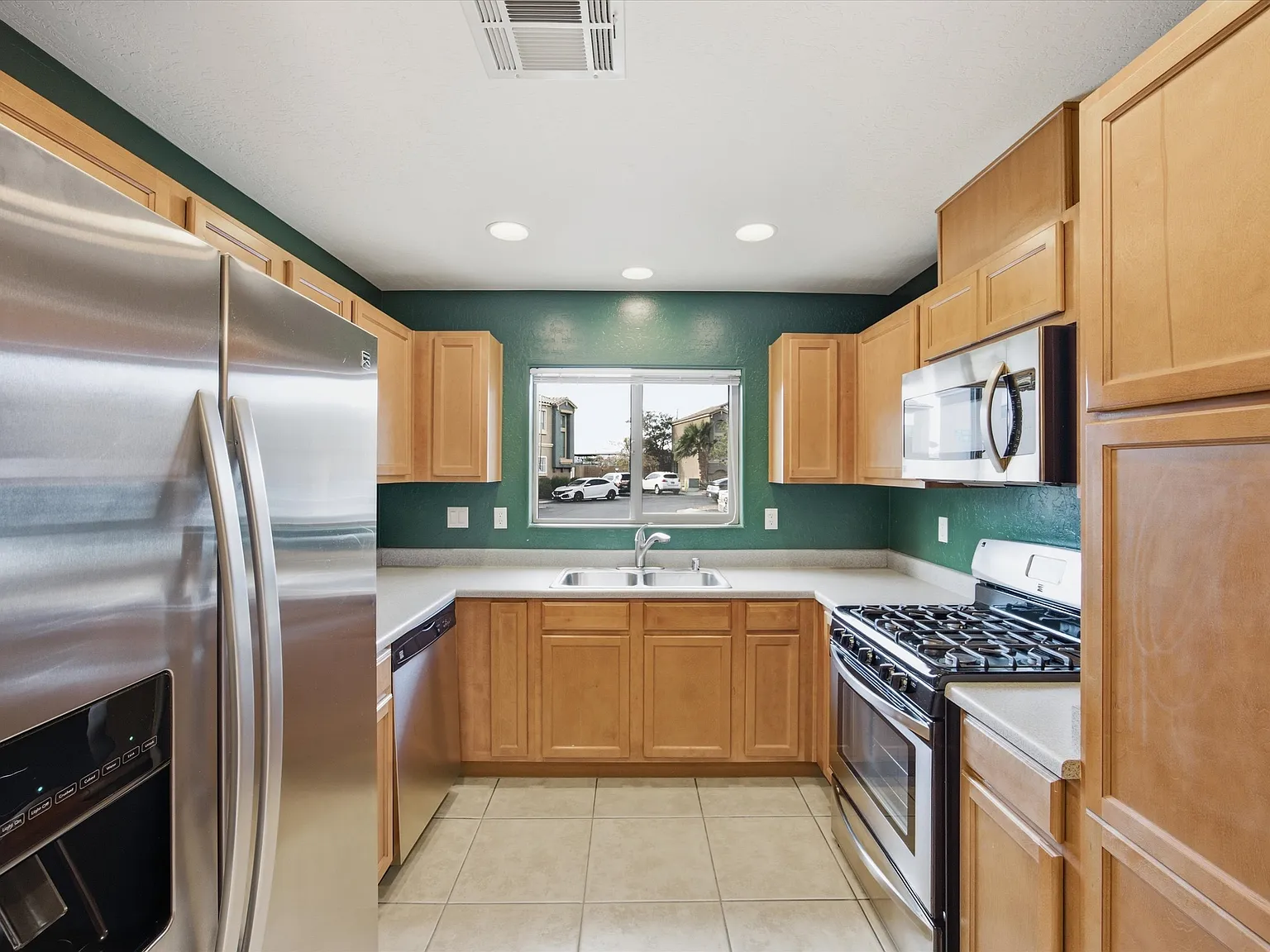 3 bed, 1374 sqft, $1,735 — Photo 2
