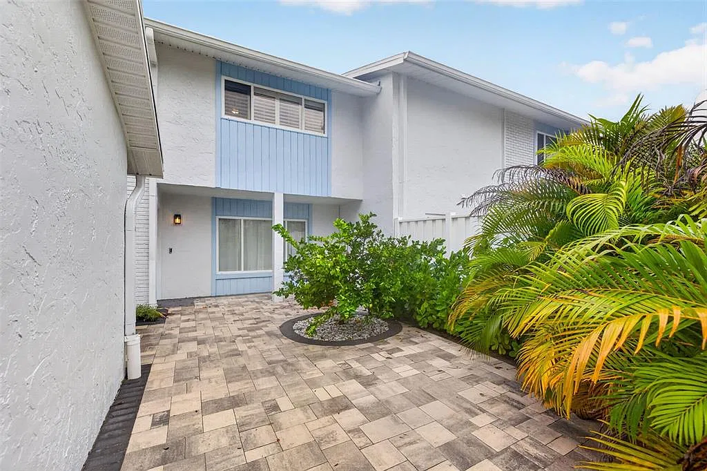 3 bed, 2.5 bath, 1582 sqft, $4,000 — Photo 3