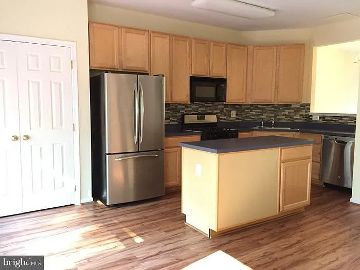 3 bed, 2.5 bath, 1900 sqft, $2,850 — Photo 3
