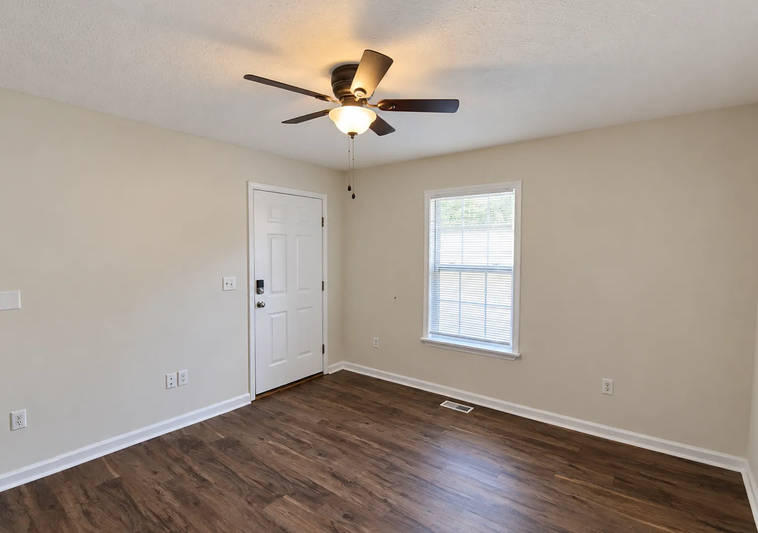 60 Lexington Court — Photo 2