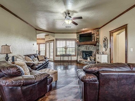 4th image of 319 W Wild Horse Dr