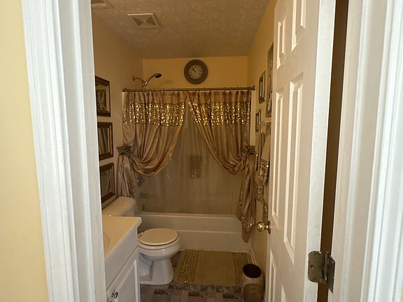 2nd Bathroom with shower/ shower handle