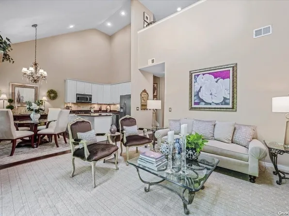 119 Maya Circle #7, Central Islip, NY 11722