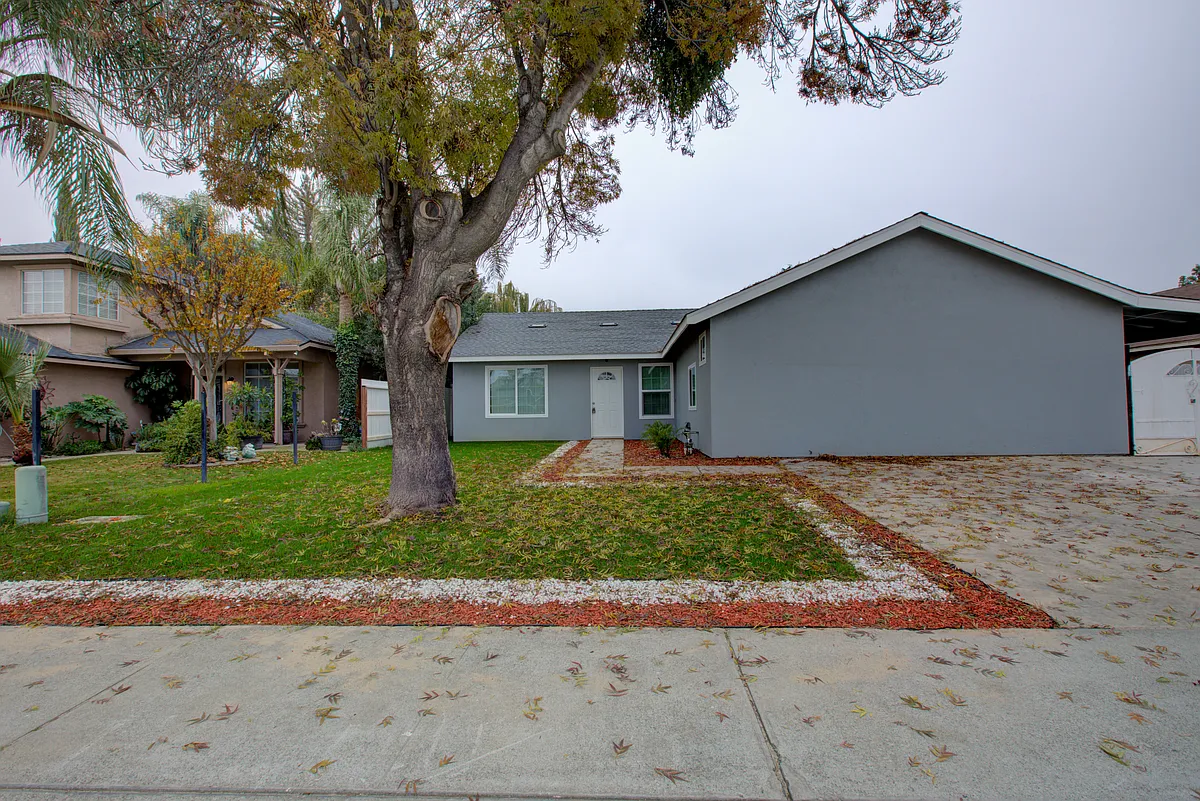 Building Photo - 9855 Douglas Ave #B