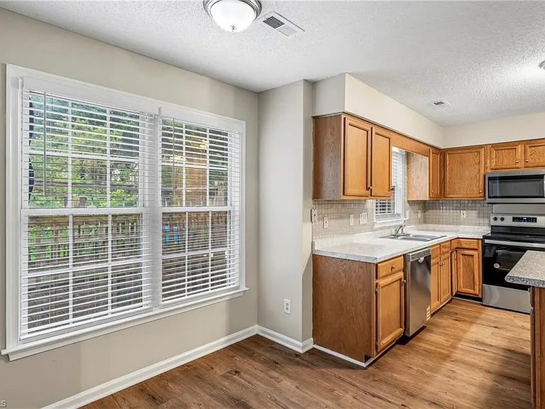 2320 Meadow Gate Dr — Photo 9