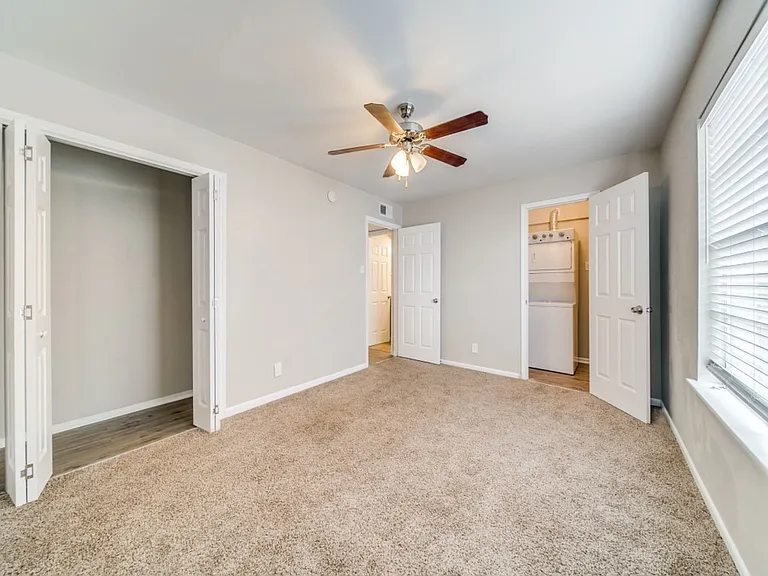 The Oaks Apartments At Medical Center — Photo 39