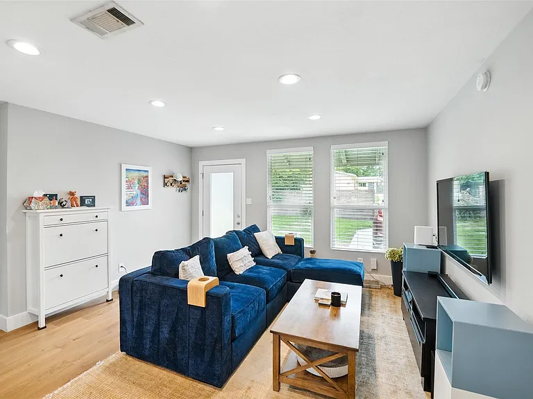 6501 Hickman Ave — Photo 8
