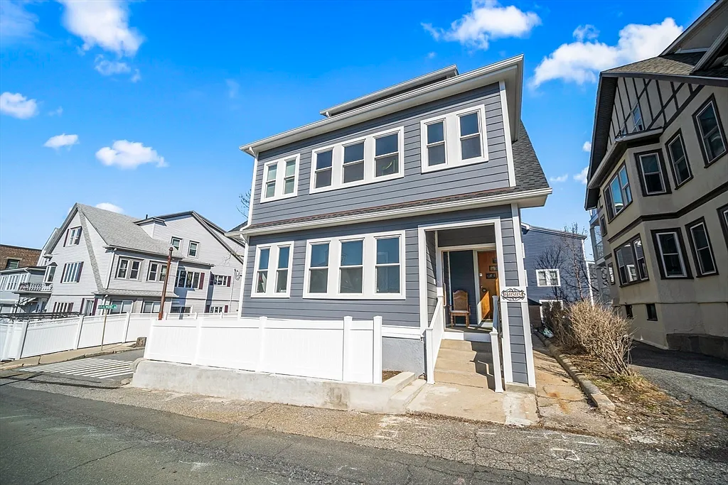 4 bed, 2.0 bath, 3067 sqft, $5,200 — Photo 1