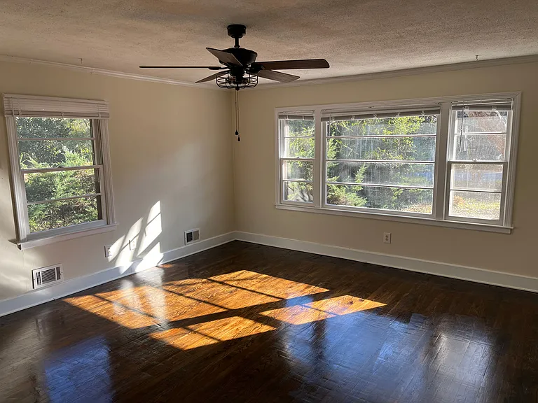 207 Skyview Dr — Photo 4