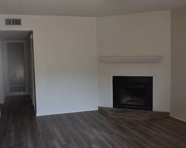 221 W Robin Ln — Photo 3