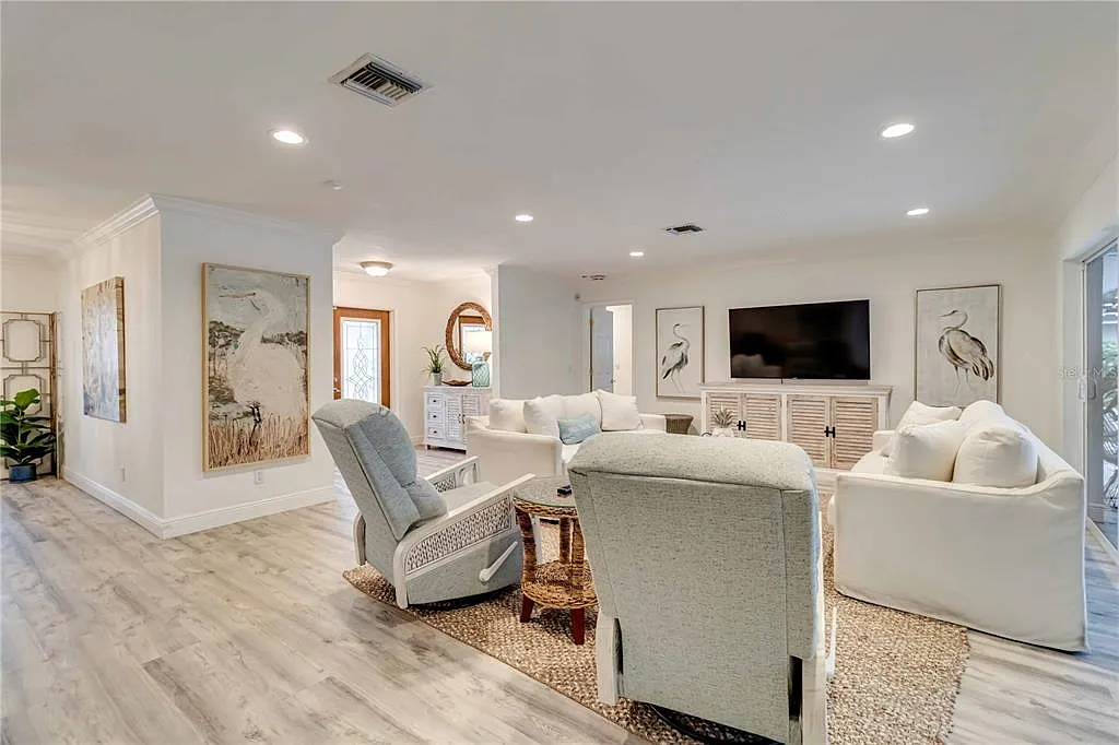 3 bed, 2.0 bath, 2489 sqft, $5,800 — Photo 4