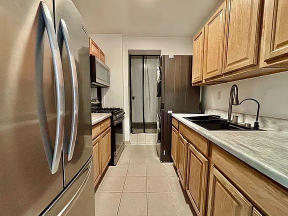 5th image of 3405 Broadway #B1