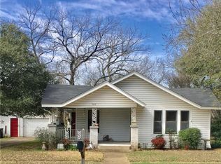 302 Bellevue Dr, Cleburne, TX 76033