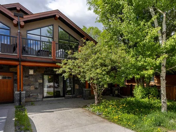 714 N 3rd St #102, Canmore, AB T1W 2J6