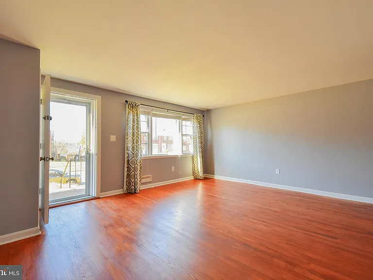 1130 Linden Ave — Photo 3