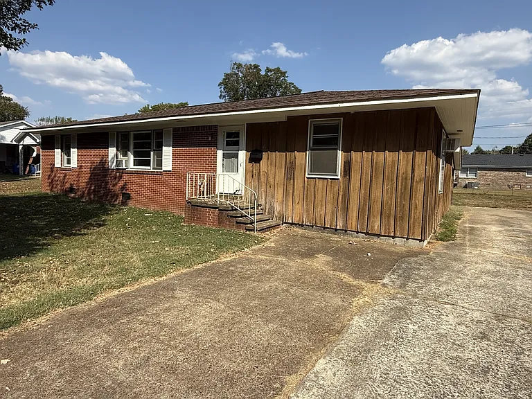 417 N College St — Photo 17