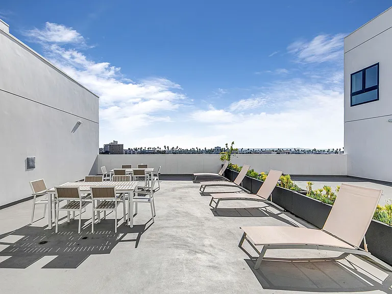 825 Coronado-Building — Photo 13