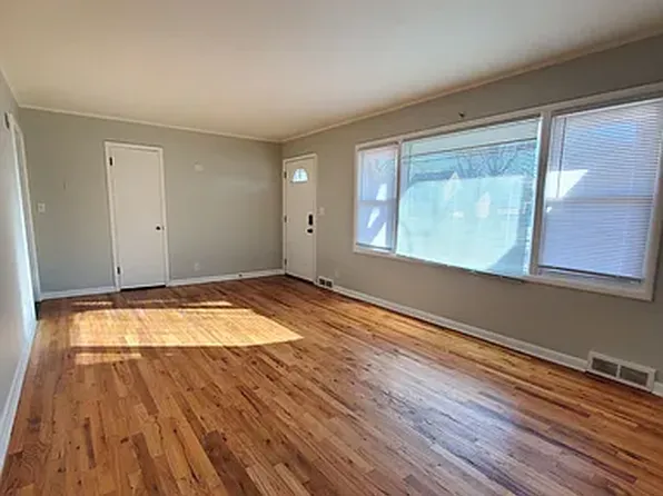 5320 Pioneers Blvd #1, Lincoln, NE 68506