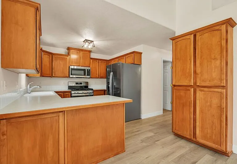585 Dublin Ave — Photo 11