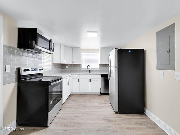 5th image of 1580 HAMILTON Street
