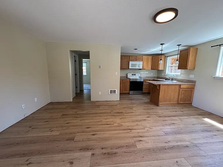 835 SW 10th St — Photo 5