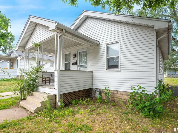 1303 S 7th St, Pekin, IL 61554