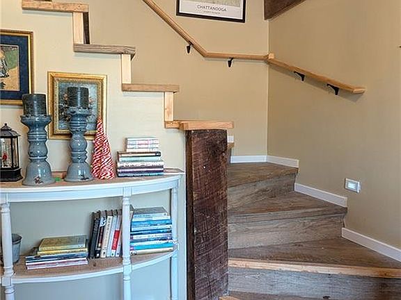 3rd image of 421 Dogwood Ln