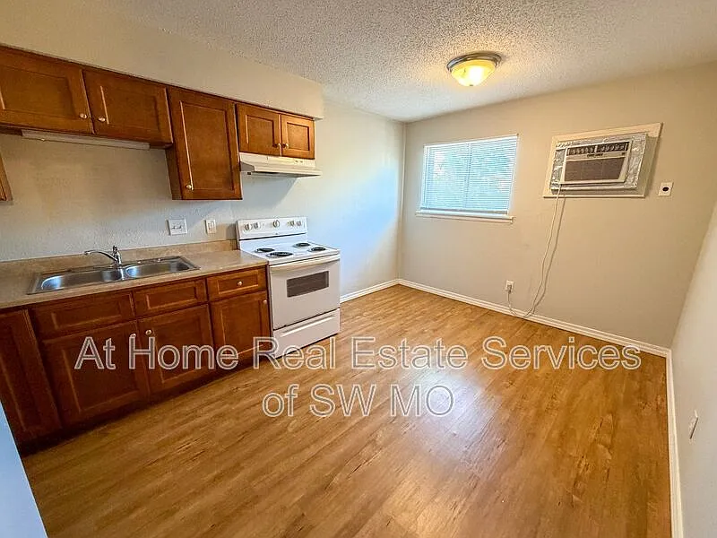 2 bed, 1.0 bath, $930 — Photo 2