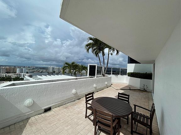 4th image of 18001 Collins Ave #2912