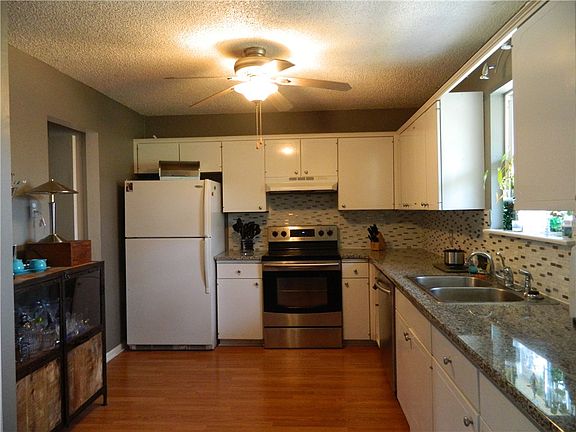 3rd image of 13 Hampstead Cir