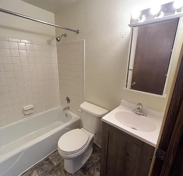714 N Oak St #6 — Photo 6