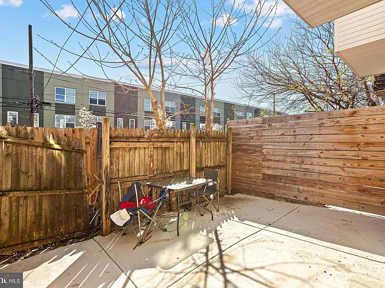 2420 W Jefferson St — Photo 15