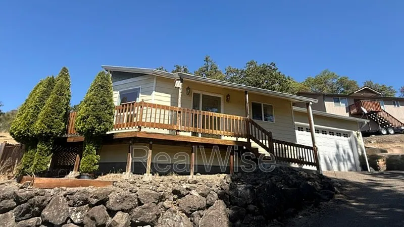 3 bed, 2.0 bath, 1189 sqft, $1,895 — Photo 2