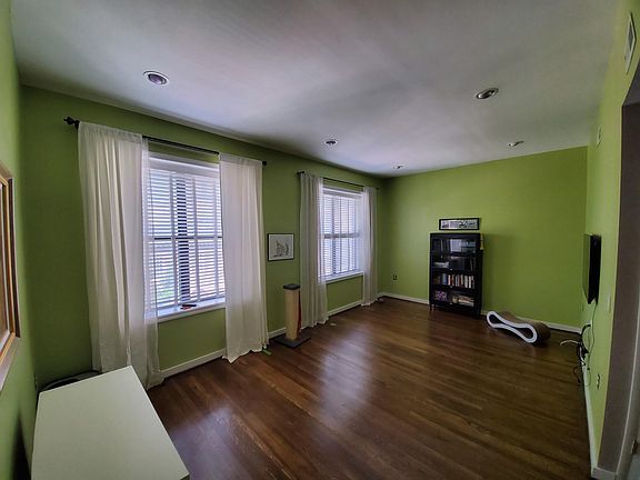 Large 11'x20' living room facing west.