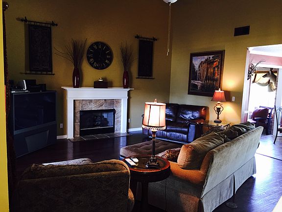 Hardwood floors w/FP