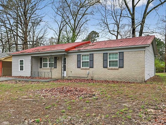 2nd image of 3521 Pinewood Loop