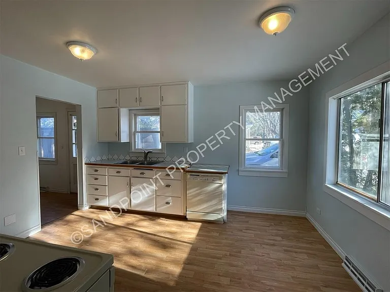 920 Larch St — Photo 9