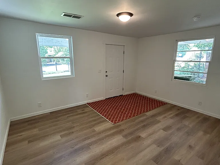 370 Collinwood Ave — Photo 4