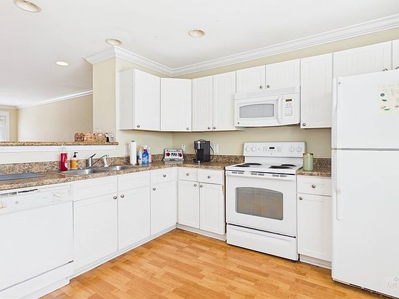 3rd image of 1725 Harvey Mitchell Pkwy S APT 2123