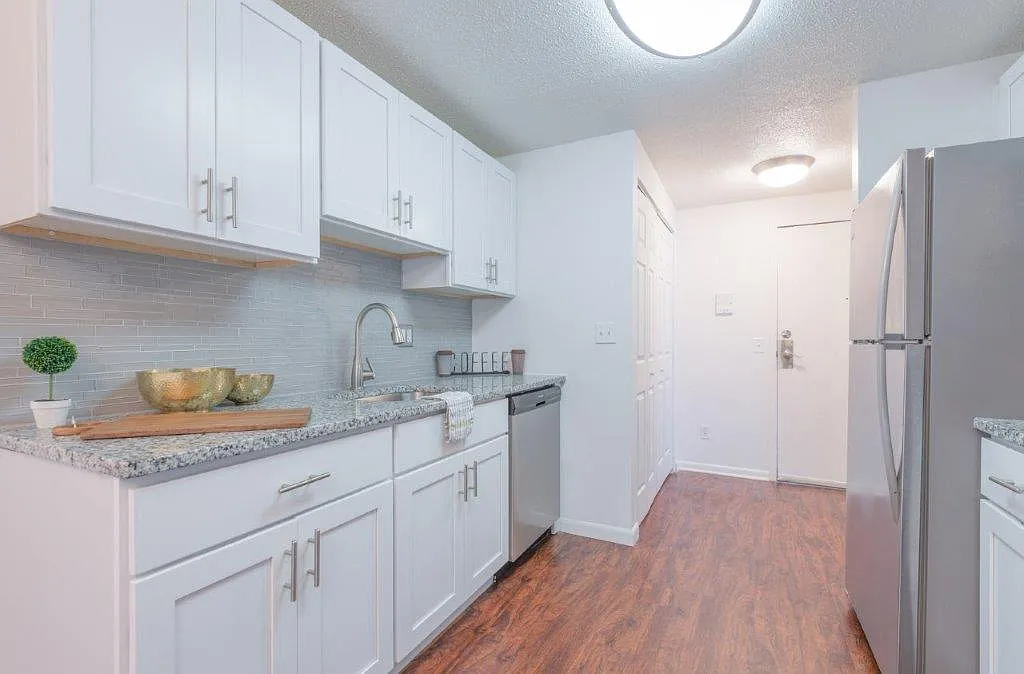 Kings Court Manor Apartment Homes — Photo 2
