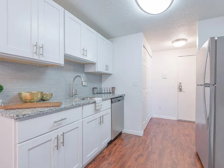 Kings Court Manor Apartment Homes — Photo 2