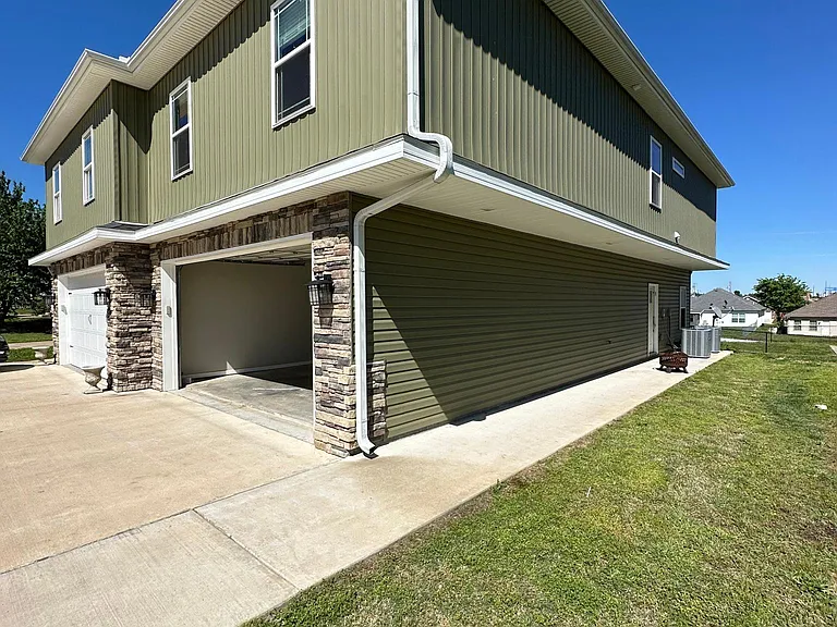 2527 S Adele Ave — Photo 5