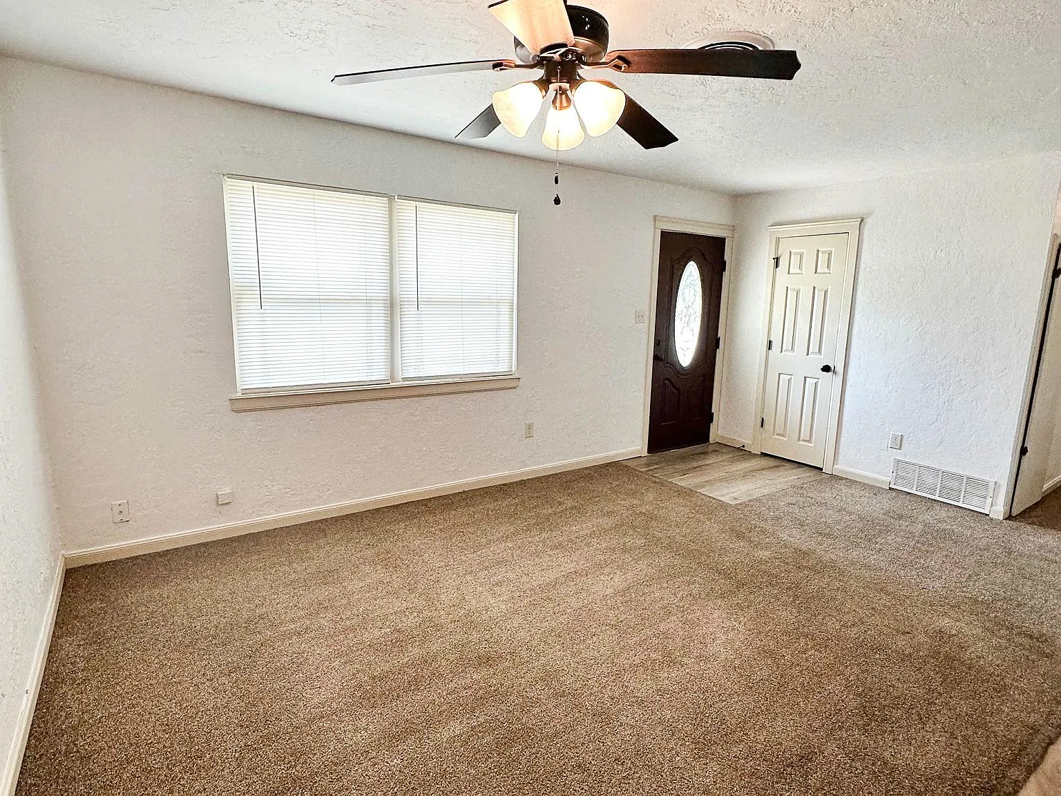 3 bed, 900 sqft, $850 — Photo 2