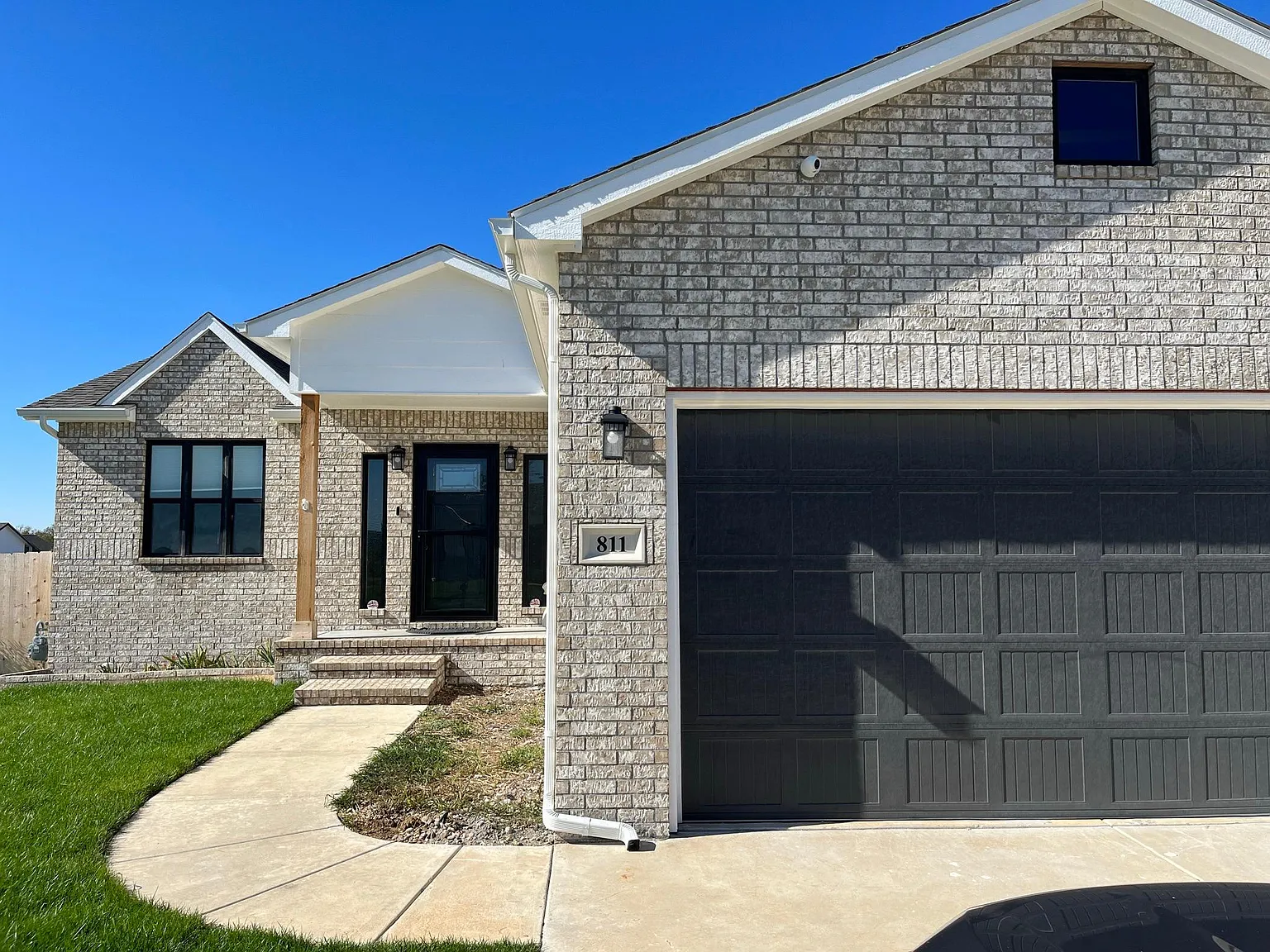 5 bed, 2405 sqft, $2,500 — Photo 2
