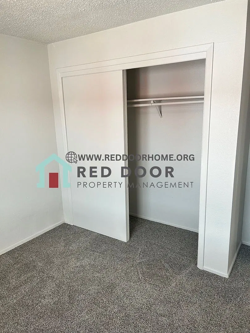 Cedars Apts -E — Photo 4