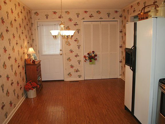 5th image of 824 Pennell Ln