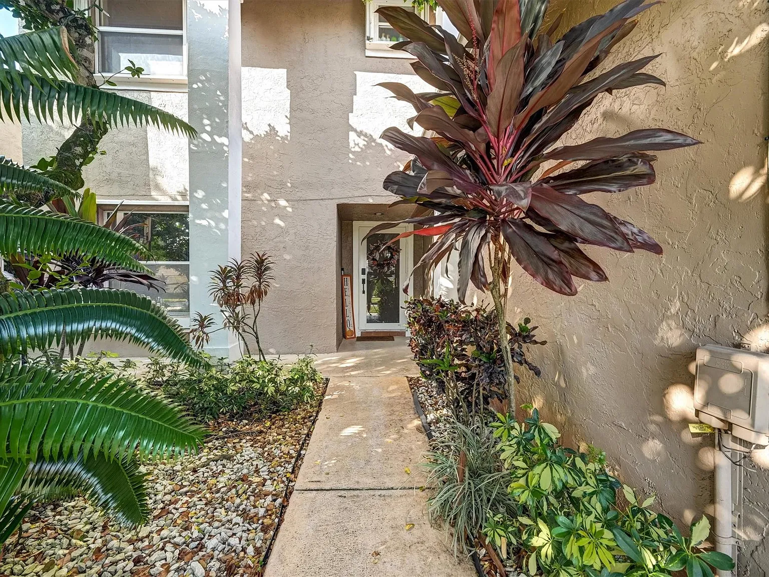 4 bed, 2.5 bath, 2005 sqft, $5,400 — Photo 1